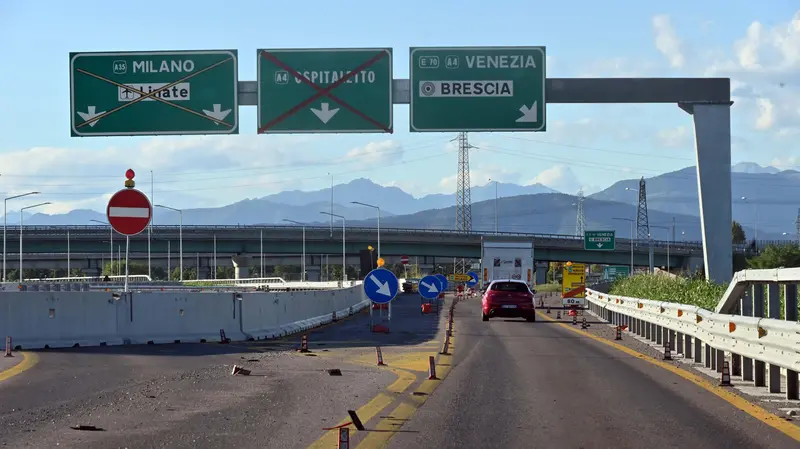 I cartelli comparsi negli scorsi mesi lungo il tragitto che porta alla Corda Molle © www.giornaledibrescia.it