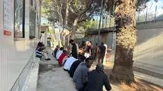 L'hotspot di Lampedusa dove stanno arrivando le salme del naufragio avvenuto oggi quando un barchino carico di migranti si è ribaltato nelle acque al largo dell'isola, 13 agosto 2025. ANSA ++ NPK ++
