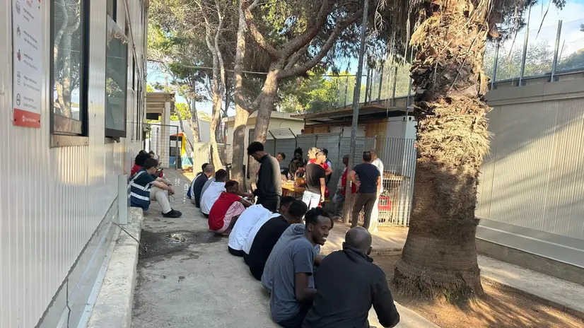 L'hotspot di Lampedusa dove stanno arrivando le salme del naufragio avvenuto oggi quando un barchino carico di migranti si è ribaltato nelle acque al largo dell'isola, 13 agosto 2025. ANSA ++ NPK ++
