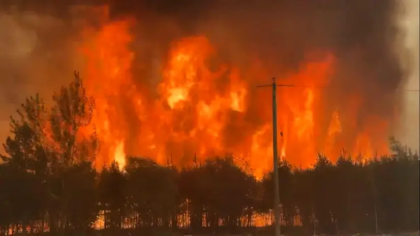 epa12145314 A handout photo made available by the Government of Manitoba shows a large wildfire spreading northwest of the town of The Pas in Manitoba, Canada, 29 May 2025 (issued 30 May 2025). The wildfire has prompted the evacuation of thousands of residents, and a state of emergency was declared in the province. EPA/GOVERNMENT OF MANITOBA/ HANDOUT --BEST QUALITY AVAILABLE--HANDOUT EDITORIAL USE ONLY/NO SALES