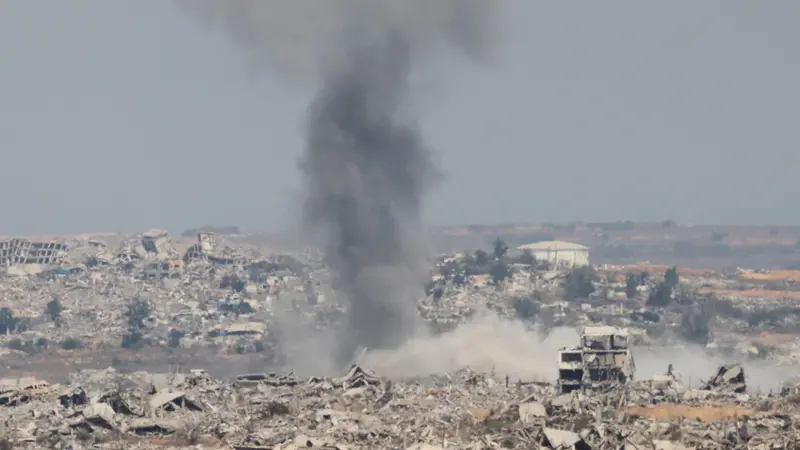 epa12294746 Smoke rises from destroyed buildings following an Israeli airstrike inside Gaza, as seen from the Israeli side, near the border with Gaza Strip, in southern Israel, 12 August 2025. Over 61,400 Palestinians have been killed in the Gaza Strip since October 2023, according to the Palestinian Ministry of Health, and about 1,200 Israelis have been killed since the launch of an Israeli military campaign in response to a cross-border attack by Hamas on 07 October 2023 EPA/ABIR SULTAN