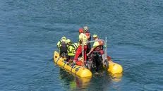 Vigili del fuoco e sommozzatori impegnati nelle ricerche nel fiume Adda di un uomo annegato a Vaprio d’Adda. 28 Giugno 2025. ANSA/ANDREA CANALI