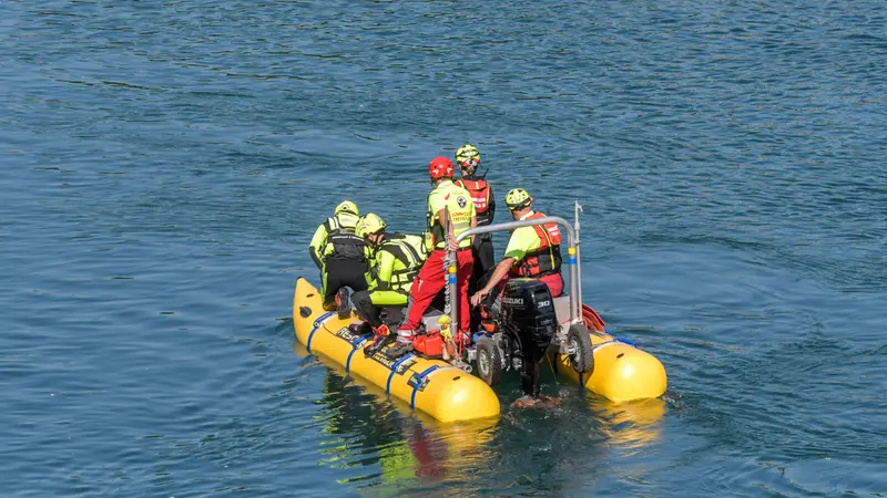 Vigili del fuoco e sommozzatori impegnati nelle ricerche nel fiume Adda di un uomo annegato a Vaprio d’Adda. 28 Giugno 2025. ANSA/ANDREA CANALI