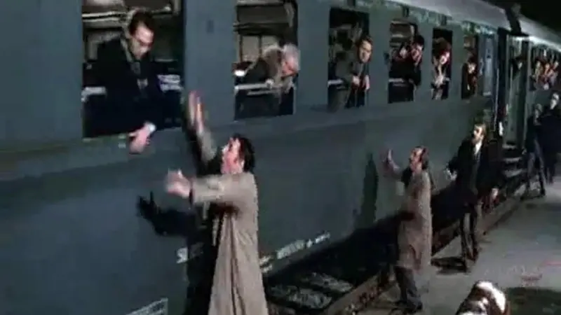 Philippe Noiret, Ugo Tognazzi e Gastone Moschin durante la scena degli schiaffi di "Amici miei atto I", in un fermo immagine tratto da YouTube