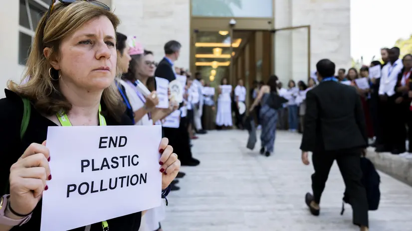 epa12290907 Representatives of NGOs and observers protest with placards to welcome delegates, prior to a session of the Second Part of the Fifth Session of the Intergovernmental Negotiating Committee on Plastic Pollution (INC-5.2), at the European headquarters of the United Nations in Geneva, Switzerland, 09 August 2025. The second segment of the INC-5.2 takes place in Geneva from 05 to 14 August 2025. EPA/SALVATORE DI NOLFI