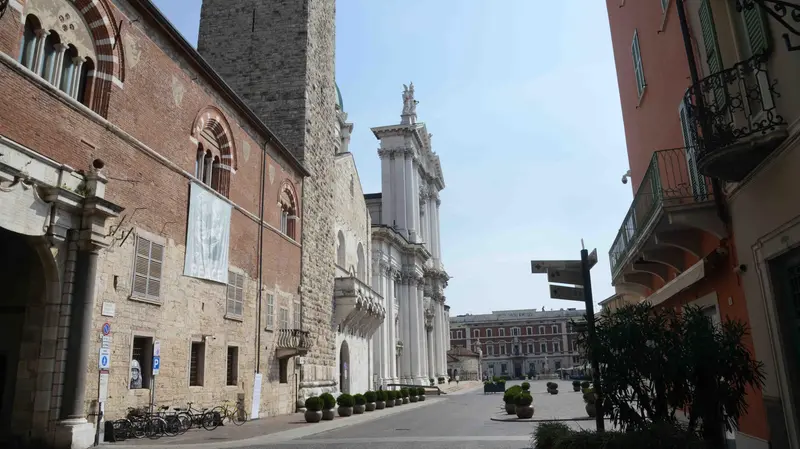 L'angolo di piazza Duomo deserto a Ferragosto - Foto Giovanni Benini/Neg © www.giornaledibrescia.it