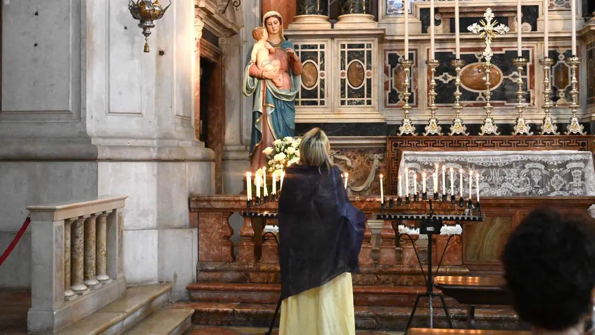 Una persona in duomo durante la messa pontificale di Ferragosto - Foto Marco Ortogni/Neg © www.giornaledibrescia.it