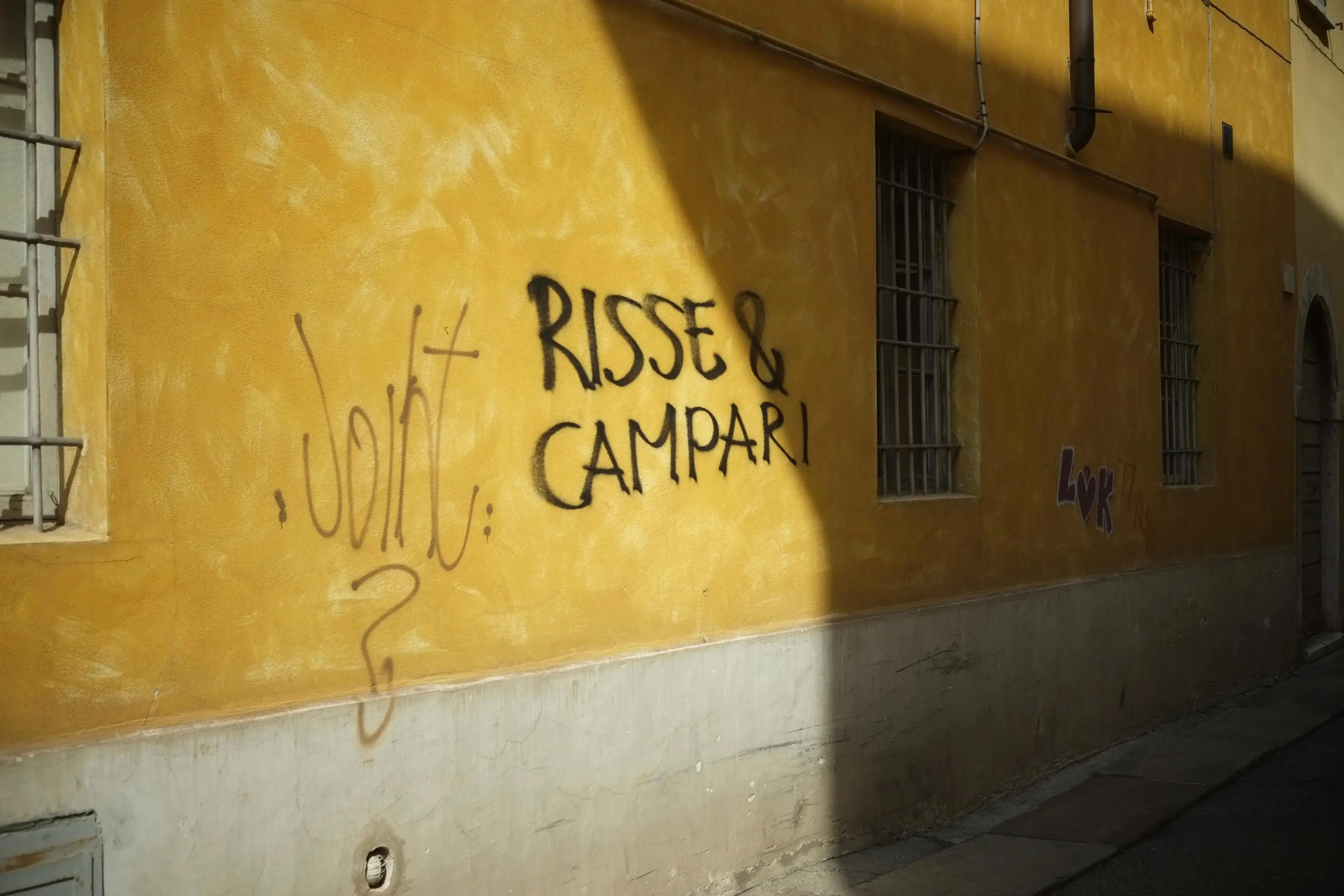 Alcuni muri imbrattati a Brescia