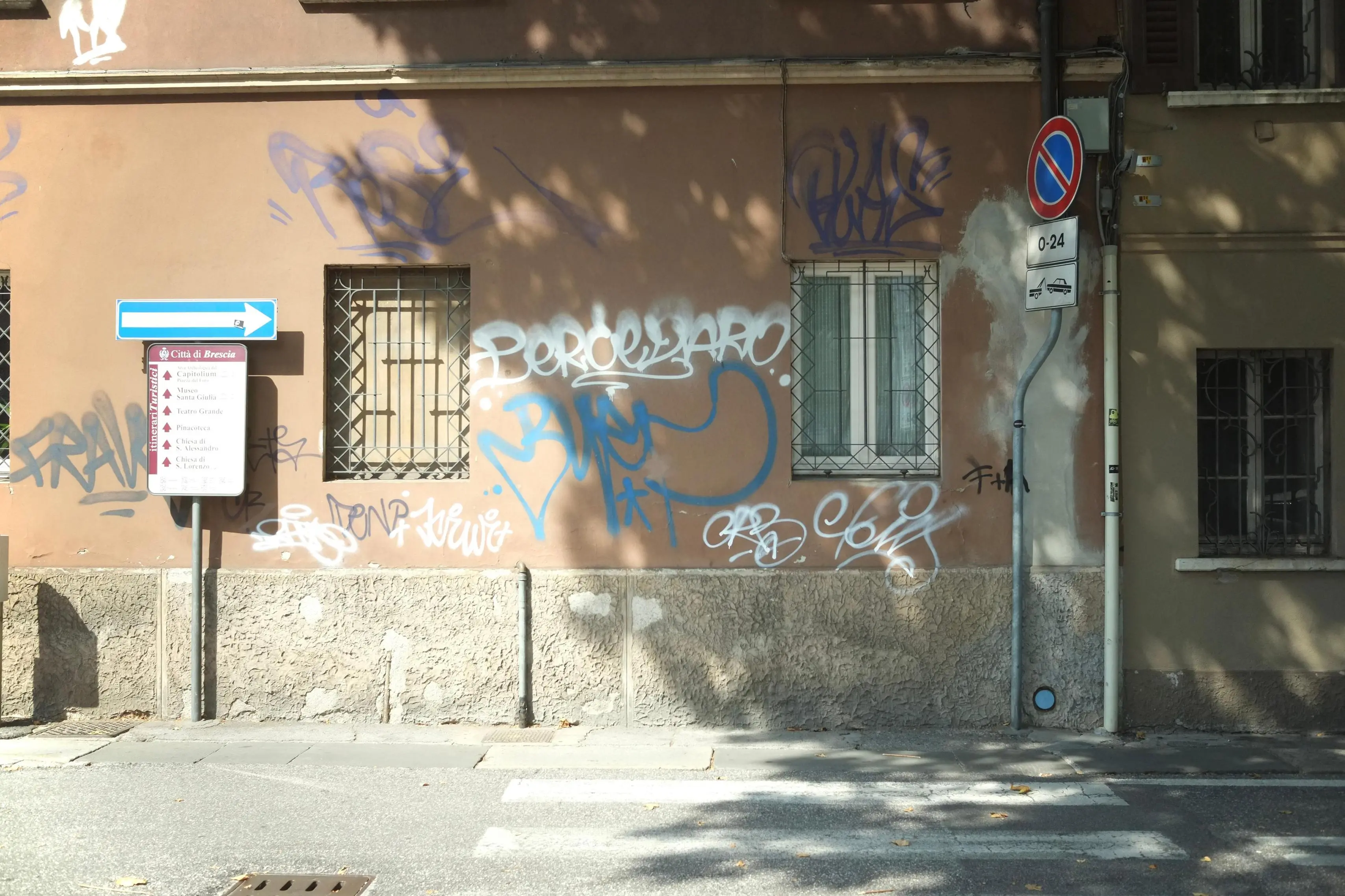 Alcuni muri imbrattati a Brescia