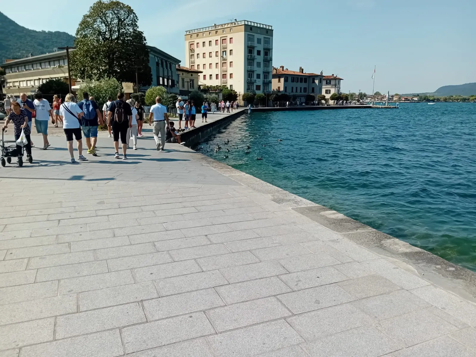Iseo: pienone in spiaggia e sul lungolago