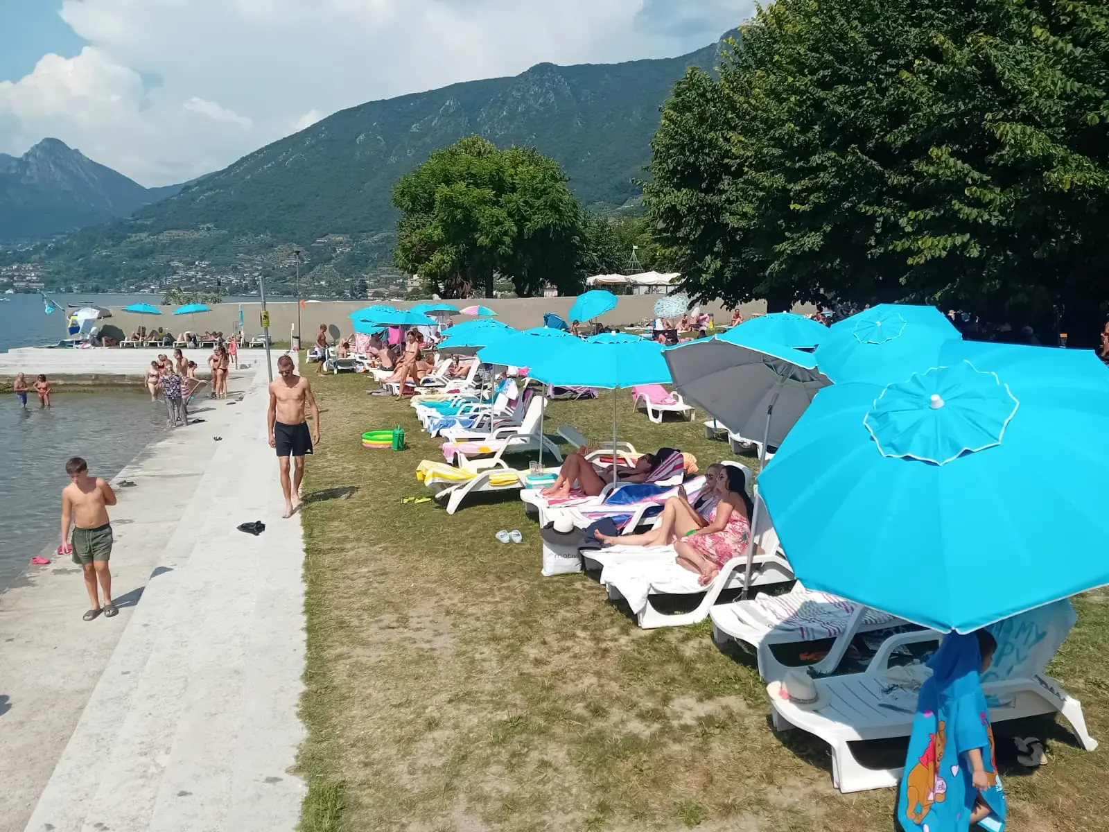 Iseo: pienone in spiaggia e sul lungolago