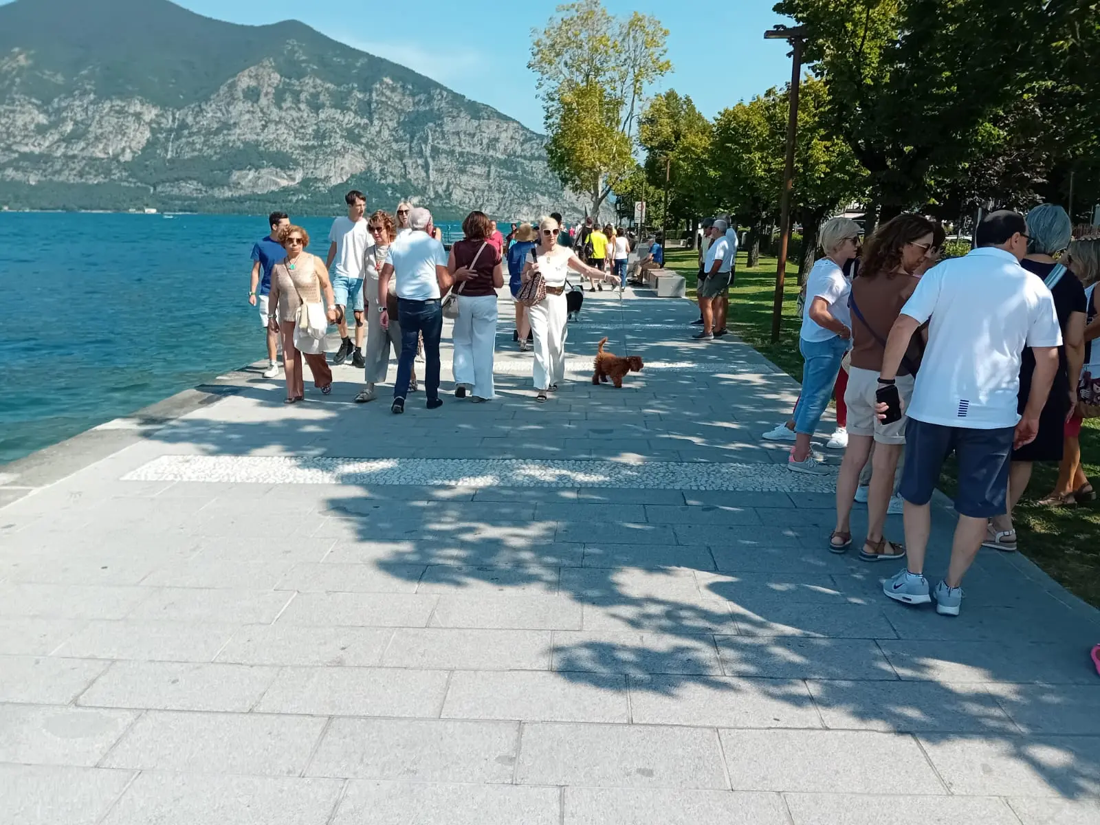 Iseo: pienone in spiaggia e sul lungolago
