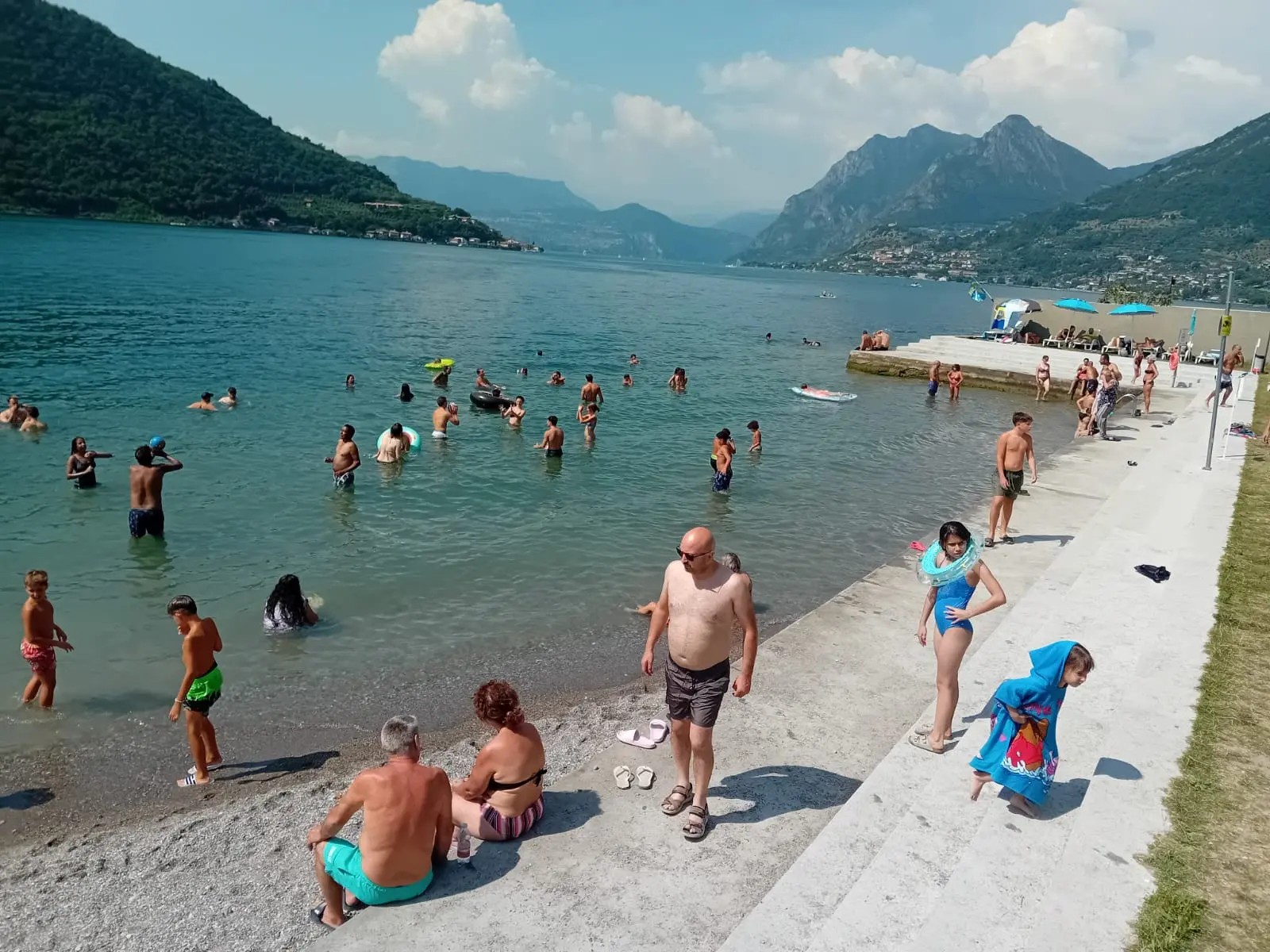 Iseo: pienone in spiaggia e sul lungolago