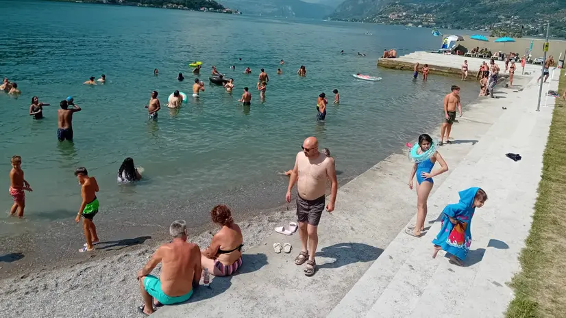 Iseo: pienone in spiaggia e sul lungolago
