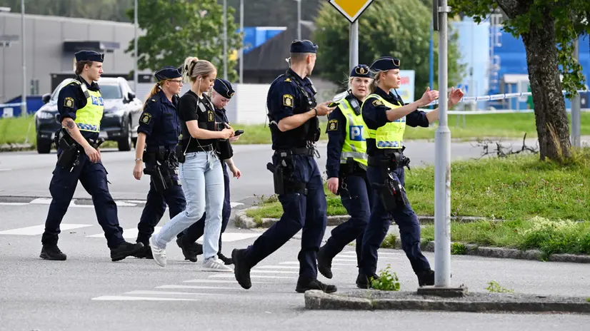 epa12302577 Police are on the scene after a shooting during Friday prayers outside a mosque in Orebro, Sweden, 15 August 2025. At least two people were injured in the shooting, as the Swedish police confirmed. EPA/FREDRIK SANDBERG SWEDEN OUT