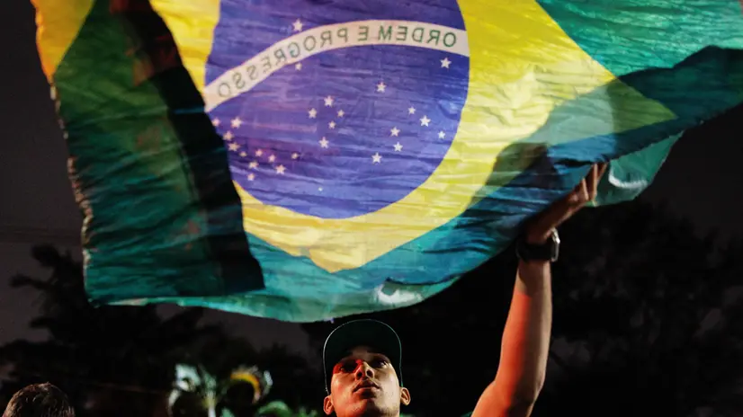 epa12287563 A supporter of former Brazilian President Jair Bolsonaro protests to demand the dismissal of Minister Alexandre de Moraes and other ministers of the Supreme Federal Court in front of the US Consulate General in Sao Paulo, Brazil, 06 August 2025. Bolsonaro's defense filed an appeal with the Supreme Court requesting the revocation of the house arrest that the far-right leader has been serving, arguing that he did not violate the restrictions imposed on him. EPA/Isaac Fontana