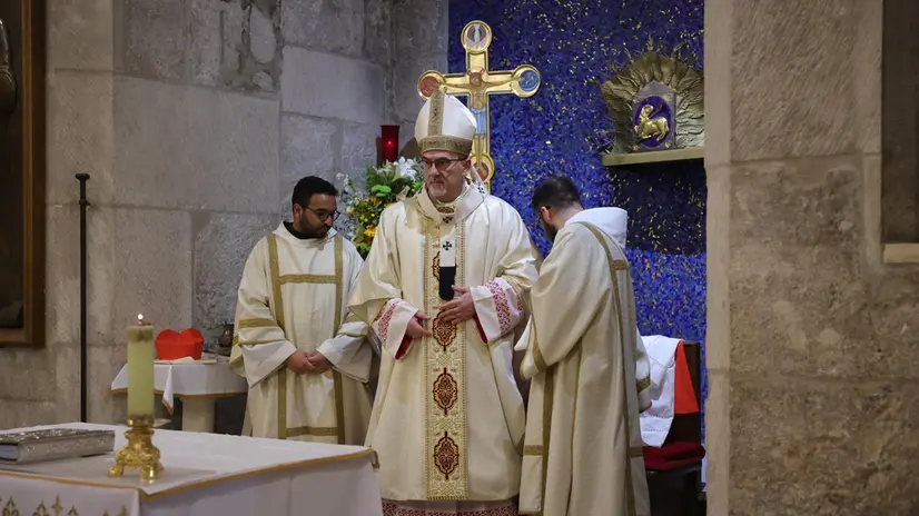 epa12048332 The Latin Patriarch of Jerusalem Pierbattista Pizzaballa leads a special mass prayer in memory of late Pope Francis at the church of the Holy Sepulchre in the Old City of Jerusalem, 23 April 2025. Pope Francis died on 21 April 2025 at the age of 88, according to the Holy See. EPA/ABIR SULTAN