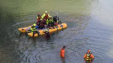Vigili del fuoco e sommozzatori impegnati nelle ricerche nel fiume Adda di un uomo annegato a Vaprio d’Adda. 28 Giugno 2025. ANSA/ANDREA CANALI