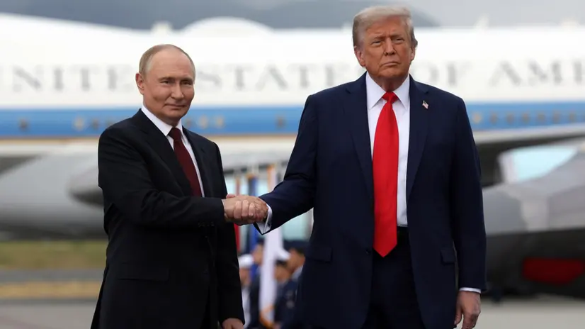 epa12303634 US President Donald Trump (R) and Russian President Vladimir Putin pose on the podium on the tarmac after they arrived to attend a meeting at Joint Base Elmendorf-Richardson in Anchorage, Alaska, USA, 15 August 2025. EPA/GAVRIIL GRIGOROV/SPUTNIK/KREMLIN POOL / POOL MANDATORY CREDIT