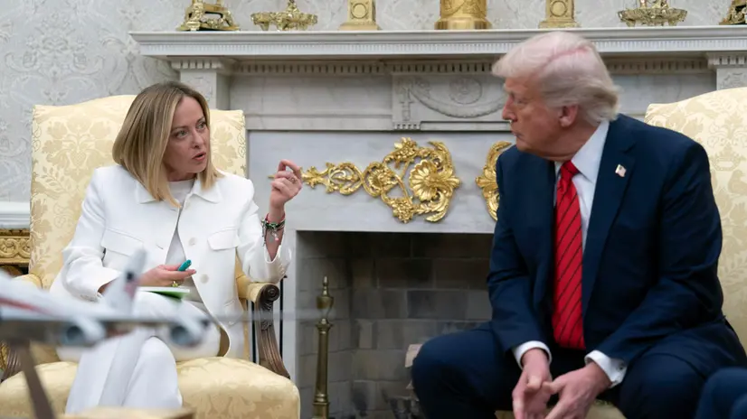 epa12037353 US President Donald Trump (R) and Italian Prime Minister Giorgia Meloni (L) meet at the Oval Office of the White House in Washington, DC, USA, 17 April 2025. EPA/CHRIS KLEPONIS / POOL