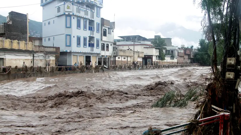 epa12302543 People stand next to the Swat River in Swat, in the Khyber Pakhtunkhwa province, Pakistan, 15 August 2025. At least 51 people have died and dozens injured or remain missing after a cloudburst, flash floods, and landslides struck northern Pakistan in the past 24 hours, according to officials. EPA/HASEEB ALI