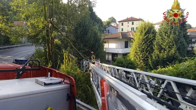 Vigili del fuoco durante uno dei 100 interventi effettuati per danni causati da pioggia e vento in gran parte della provincia di Como: maggiori criticità nei comuni di Cantù, Cucciago, Carimate, Figino Serenza, Rovellasca, Cermenate e Bregnano, decine gli alberi caduti e i tetti scoperchiati, 16 agosto 2025. Sul lago, tra i territori di Gera Lario, Domaso, Gravedona ed Uniti, Dongo, Colico, numerose imbarcazioni ribaltate, 20 persone cadute in acqua recuperate in buone condizioni da Drago e specialisti nautici. ANSA/ VIGILI DEL FUOCO +++FOTO DIFFUSA DALL'UFFICIO STAMPA - USARE SOLO PER ILLUSTRARE OGGI LA NOTIZIA INDICATA NEL TITOLO - NON ARCHIVIARE - NON VENDERE - NON USARE PER FINI NON GIORNALISTICI - NPK+++