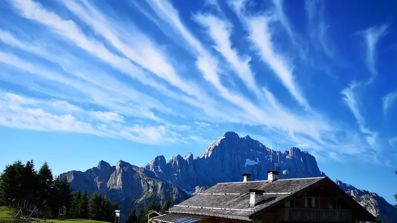 Il monte Civetta da cima Fertazza, a Selva di Cadore (Dolomiti bellunesi), 04 luglio 2019. Sarà perché la stanchezza si fa sentire, o perché la voglia di relax e divertimento in questo periodo dell'anno ha la meglio su tutto, ma neppure il sentimento di sfiducia sul futuro dell'economia nazionale riesce a frenare la voglia di vacanza degli italiani che in quasi 32 milioni faranno le valigie per godersi le ferie: è quanto emerge dall'indagine realizzata da Confturismo-Confcommercio in collaborazione con l'Istituto Piepoli e presentata oggi a Roma. ANSA/MICHELA TORRE