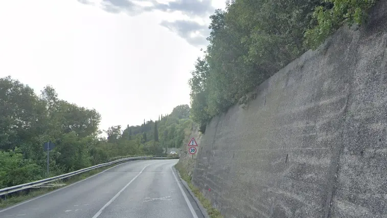 Il tratto della strada gardesana in cui è avvenuto l'incidente