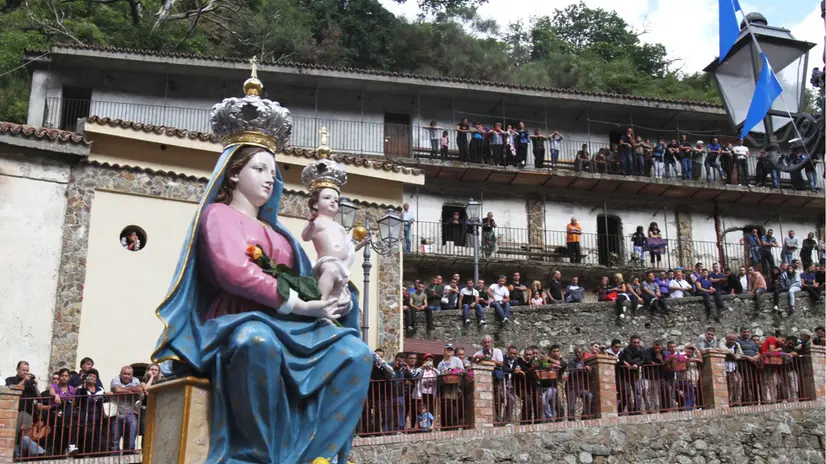 epa02313163 People attend the 'Madonna della Montagna' procession to the Sanctuary of Our Lady of Polsi in the Aspromonte mountains, near San Luca, Calabria, Italy, 02 September 2010. Thousands of pilgrims take part in the journey to the sanctuary for the Madonna's feast days from the 1st to the 3rd of September. EPA/FRANCO CUFARI