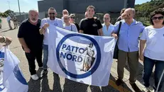 I militanti di Patto per il Nord fuori dalla scuola di Adro