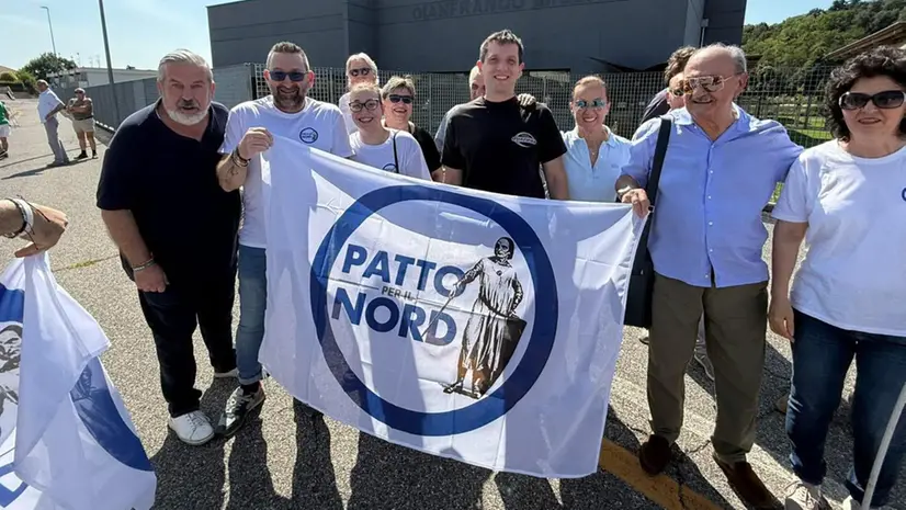 I militanti di Patto per il Nord fuori dalla scuola di Adro