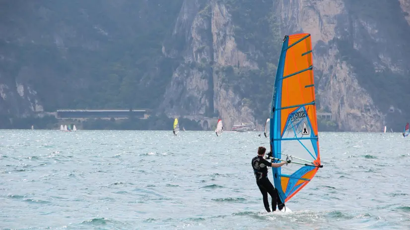 Windsurf sul lago di Garda, foto rappresentativa
