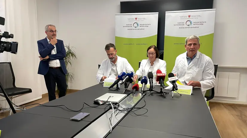 Monika Zabisch e Pierpaolo Bertoli della Direzione medica di Bolzano con il direttore sanitario Josef Widmann, 14 agosto 2025. ANSA/G.NEWS