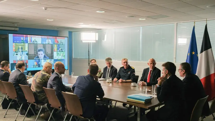 epa12229589 Romanian President Nicusor Dan joins via video conference a 'Coalition of the willing' meeting with British Defence Secretary John Healey (3-R), British Prime Minister Keir Starmer (2-R) and French President Emmanuel Macron (R) during a joint military visit in Northwood, a suburb of London, Britain, 10 July 2025. President Macron is on a three-day state visit to Britain. EPA/TOM SKIPP / POOL