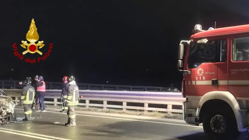 Tre persone sono morte in un incidente stradale lungo la Sp 131, al km 3+500, in via Del Lago a Barberino del Mugello (Firenze), 25 dicembre 2023. Dopo il violento scontro frontale, i vigili del fuoco hanno estratto da una vettura, che a seguito dell'impatto si è incendiata, un uomo per il quale non c'è stato nulla da fare. Anche le due persone che viaggiavano sulla seconda auto sono state estratte dai pompieri ma il personale medico ha solo potuto constatare il loro decesso. ANSA/ VIGILI DEL FUOCO +++ ANSA PROVIDES ACCESS TO THIS HANDOUT PHOTO TO BE USED SOLELY TO ILLUSTRATE NEWS REPORTING OR COMMENTARY ON THE FACTS OR EVENTS DEPICTED IN THIS IMAGE; NO ARCHIVING; NO LICENSING +++ NPK +++