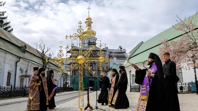 epa12033120 A Ukrainian priest blesses the cross after its restoration, which will be installed on the Trinity Gate Church of Kyiv Pechersk Lavra in Kyiv, Ukraine, 15 April 2025, amid the ongoing Russian invasion. The Trinity Gate Church, built at the beginning of the 12th century, is the only ground structure of the Lavra that has survived intact since the Kievan Rus. EPA/SERGEY DOLZHENKO