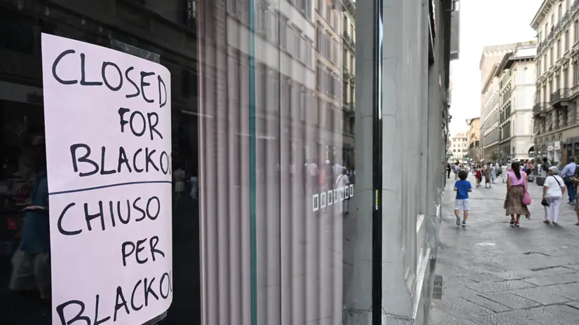 Negozi di via dei Calzaiuoli , Via degli Speziali, e del Corso costretti chiudere per improvviso black out a causa dell’ondata di calore che ha colpito Firenze Firenze 01 Luglio 2025 ANSA/CLAUDIO GIOVANNINI