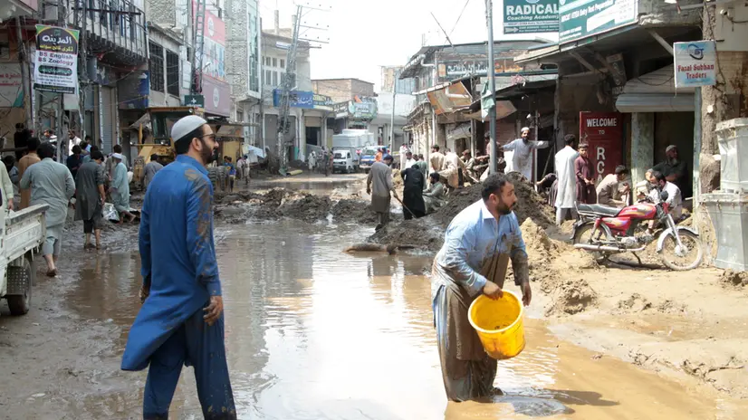 epa12304370 People survey damage caused by flash floods in Swat, Pakistan, 16 August 2025. Heavy rains and cloudbursts followed by flash-floods killed at least 194 people and injured 28 others in 24 hours in northern Pakistan as authorities were still struggling to provide relief goods to the affected regions, according to The National Disaster Management Authority (NDMA). EPA/HASEEB ALI