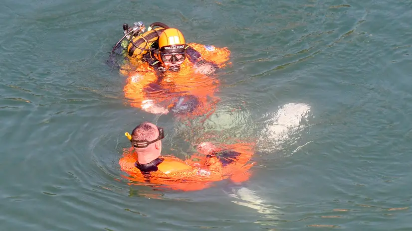 Vigili del fuoco e sommozzatori impegnati nelle ricerche nel fiume Adda di un uomo annegato a Vaprio d’Adda. 28 Giugno 2025. ANSA/ANDREA CANALI
