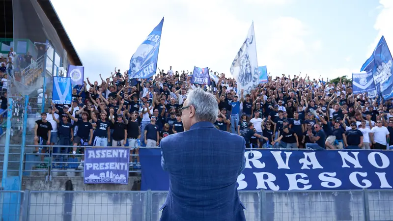 I tifosi e il presidente dell'Union Brescia Giuseppe Pasini - Foto New Reporter Perteghella © www.giornaledibrescia.it
