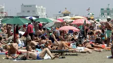 Folla in spiaggia - © www.giornaledibrescia.it
