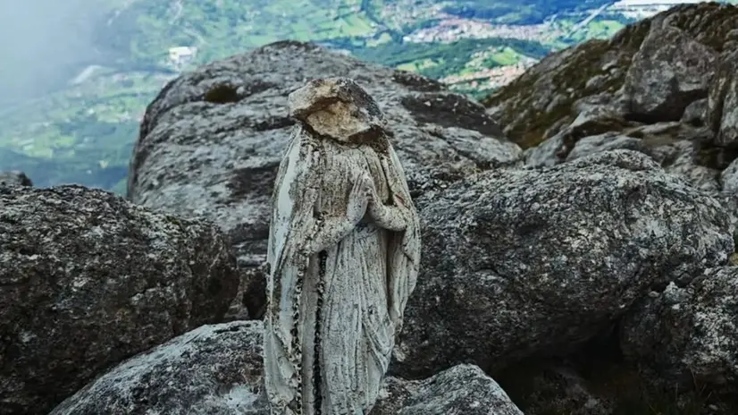 La statua della Madonna decapitata - © www.giornaledibrescia.it