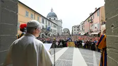 A handout image provided by Vatican Media shows Pope Leo XIV leading the Angelus prayer from the entrance of the Palazzo Apostolico (Apostolic Palace) in Piazza della Liberta (Liberty Square) at the summer papal estate in Castel Gandolfo, southeast of Rome, 15 August 2025. ANSA/ VATICAN MEDIA +++FOTO DIFFUSA DALL'UFFICIO STAMPA - USARE SOLO PER ILLUSTRARE OGGI LA NOTIZIA INDICATA NEL TITOLO - NON ARCHIVIARE - NON VENDERE - NON USARE PER FINI NON GIORNALISTICI - NPK+++