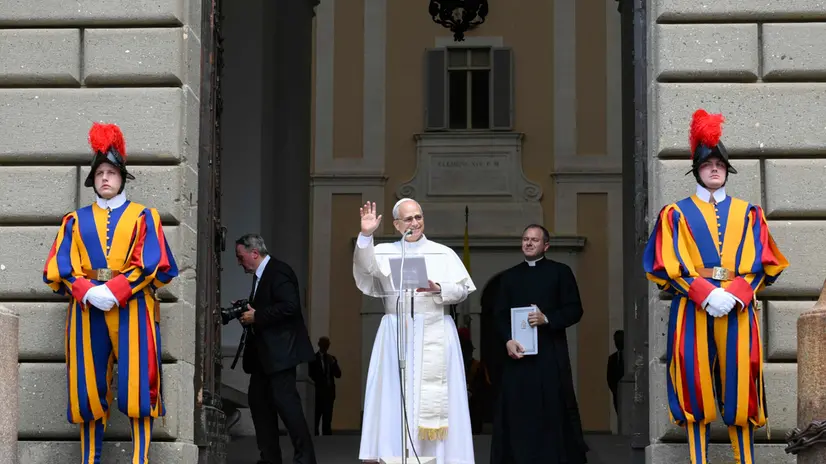 A handout image provided by Vatican Media shows Pope Leo XIV leading the Angelus prayer from the entrance of the Palazzo Apostolico (Apostolic Palace) in Piazza della Liberta (Liberty Square) at the summer papal estate in Castel Gandolfo, southeast of Rome, 15 August 2025. ANSA/ VATICAN MEDIA +++FOTO DIFFUSA DALL'UFFICIO STAMPA - USARE SOLO PER ILLUSTRARE OGGI LA NOTIZIA INDICATA NEL TITOLO - NON ARCHIVIARE - NON VENDERE - NON USARE PER FINI NON GIORNALISTICI - NPK+++