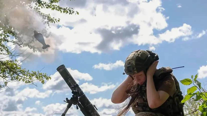 epaselect epa12295636 Ukrainian servicewoman Varvara, callsign 'Kosa' (Plait), of the 47th Separate Mechanized Brigade 'Magura' of the Armed Forces of Ukraine, fires a mortar during training at an undisclosed location in the Sumy region, northeastern Ukraine, 12 August 2025, amid the Russian invasion. EPA/VITALII NOSACH