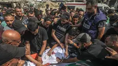 epa12293460 Palestinians attend the funeral of journalists killed in an Israeli strike, outside Al-Shifa Hospital in Gaza City, 11 August 2025. At least seven people, including five Al Jazeera media team members Anas Al-Sharif, Mohammed Qreiqeh, Ibrahim Zaher, Moamen Aliwa and Mohammed Noufal, were killed in an Israeli strike on their tent outside Gaza's Al-Shifa Hospital late 10 August 2025. The Israel Defense Forces (IDF) claimed direct responsibility for the attack. EPA/MOHAMMED SABER