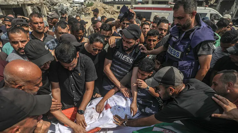 epa12293460 Palestinians attend the funeral of journalists killed in an Israeli strike, outside Al-Shifa Hospital in Gaza City, 11 August 2025. At least seven people, including five Al Jazeera media team members Anas Al-Sharif, Mohammed Qreiqeh, Ibrahim Zaher, Moamen Aliwa and Mohammed Noufal, were killed in an Israeli strike on their tent outside Gaza's Al-Shifa Hospital late 10 August 2025. The Israel Defense Forces (IDF) claimed direct responsibility for the attack. EPA/MOHAMMED SABER