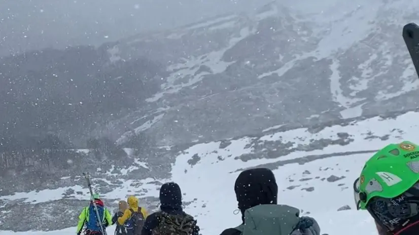 Il Soccorso alpino dell'Emilia-Romagna sta intervenendo questa mattina al bivacco Musiani, sull'Appennino modenese al confine con quello bolognese, nel territorio del comune di Fanano, poiché quattro ragazzi mal equipaggiati sono rimasti bloccati a causa del maltempo. In particolare, come lo stesso Saer specifica, questa mattina è in corso una bufera di neve e in quota c'è un vento fino a circa 150 chilometri orari, scarsa la visibilità. Sul posto si è recata una squadra Saer composta da cinque tecnici e un infermiere. Per raggiungere il rifugio i soccorritori hanno dovuto utilizzare gli sci da alpinismo. Non risulterebbero problemi sanitari per i quattro ragazzi. ANSA/US SOCCORSO ALPINO +++ NPK +++ NO SALES, EDITORIAL USE ONLY +++