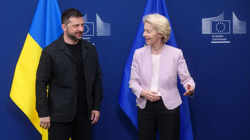 epa12306358 European Commission President Ursula von der Leyen (R) welcomes Ukrainian President Volodymyr Zelensky prior to a meeting in Brussels, Belgium, 17 August 2025. EPA/OLIVIER HOSLET