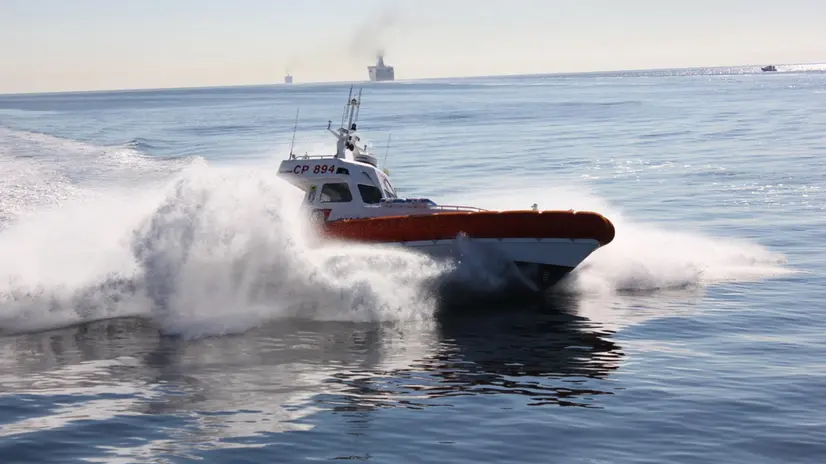 Le ricerche in mare di Giuseppe e Lorenzo Deiana, i due fratelli olbiesi di 20 e 24 anni, dispersi da sabato scorso nelle acque del Golfo di Olbia dopo essere usciti per una battuta di pesca sportiva a bordo della loro piccola imbarcazione di quattro metri in vetroresina, un Molinari fuoribordo. ANSA/US CAPITANERIA DI PORTO +++